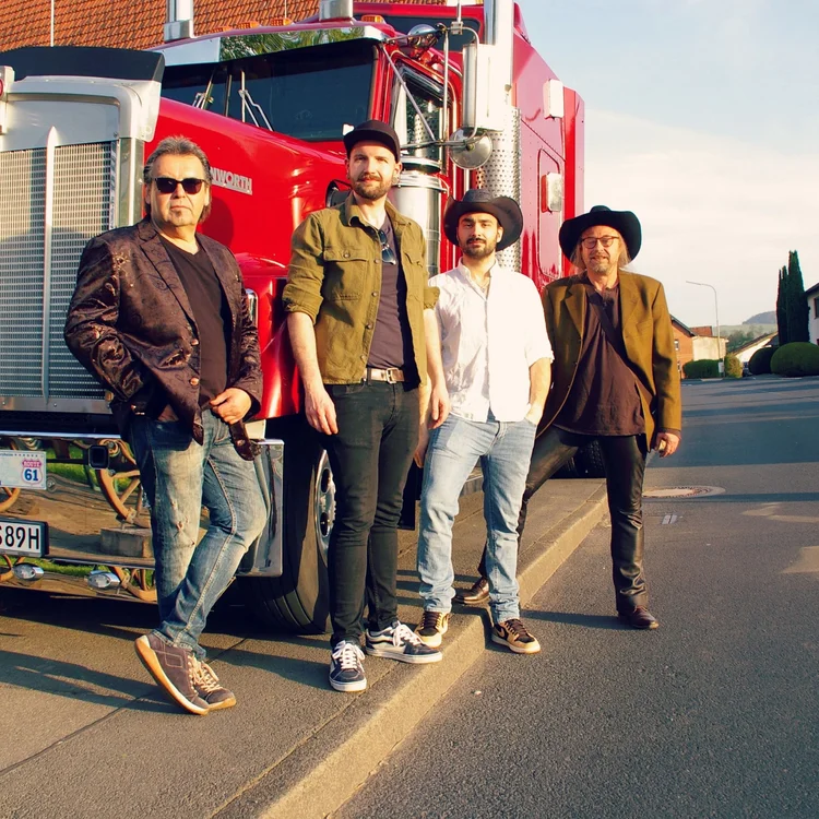 Southern Hills vor einem Truck